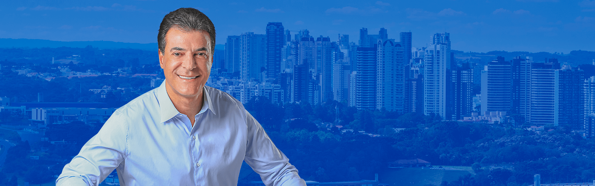 Beto Richa com a cidade de Curitiba ao fundo