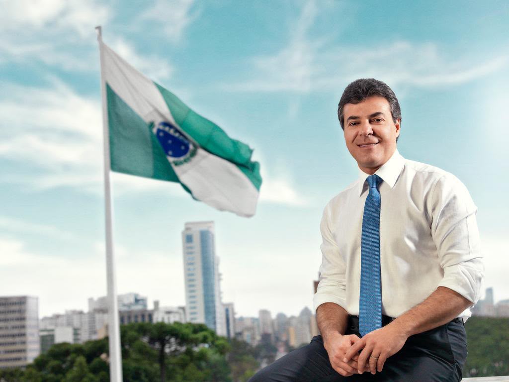 Beto Richa com a bandeira do Paraná