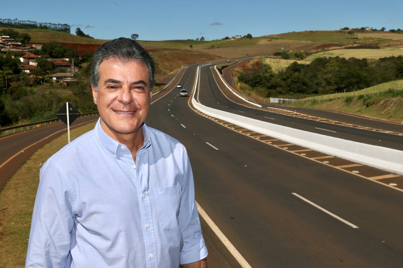 Beto Richa diante de uma rodovia no Paraná