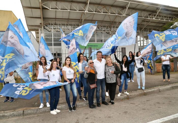 Richa lança campanha a deputado federal com caminhada em Curitiba