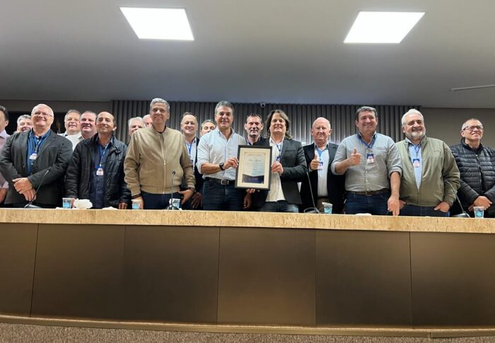 Beto é homenageado por prefeitos da Amop