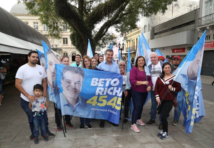 Beto faz caminhada pelo Centro de Curitiba