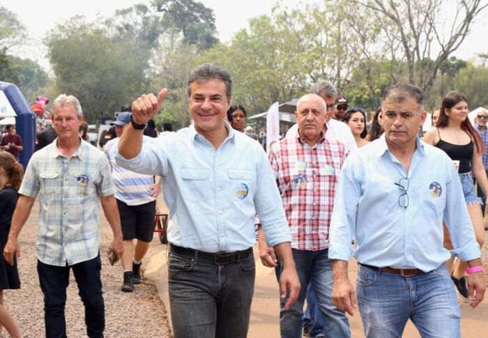 Beto prestigia a Festa do Porco no Rolete