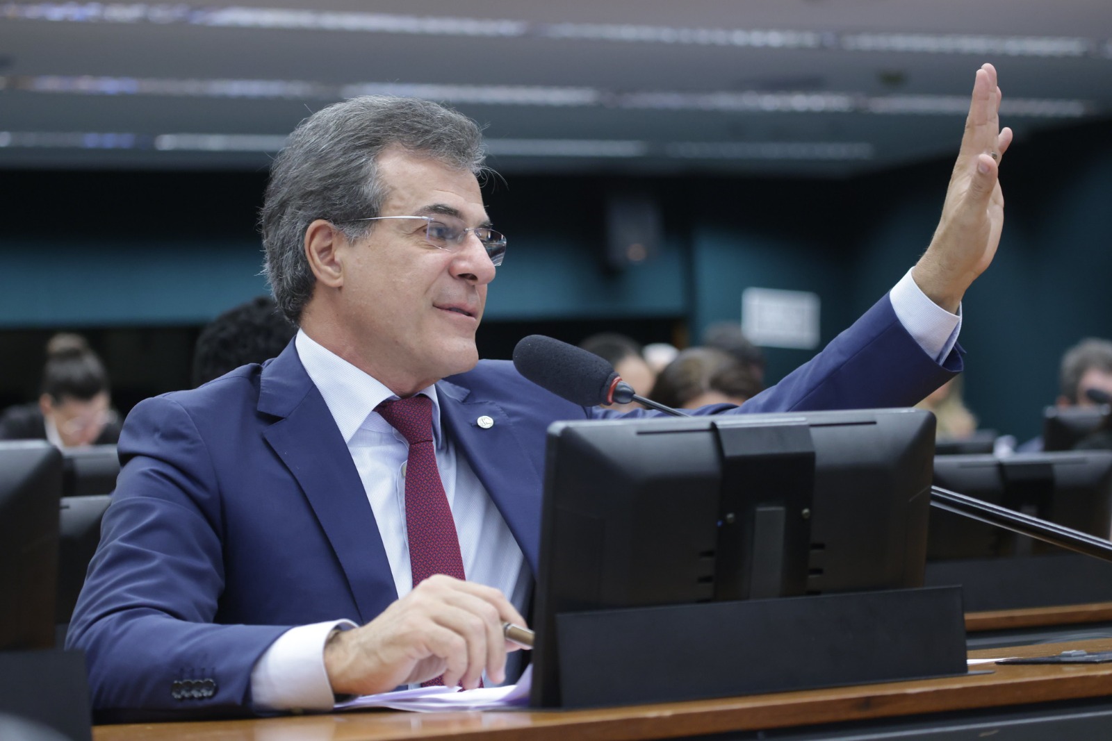 Beto Richa está no pódio dos deputados do Paraná mais presentes em votações na Câmara